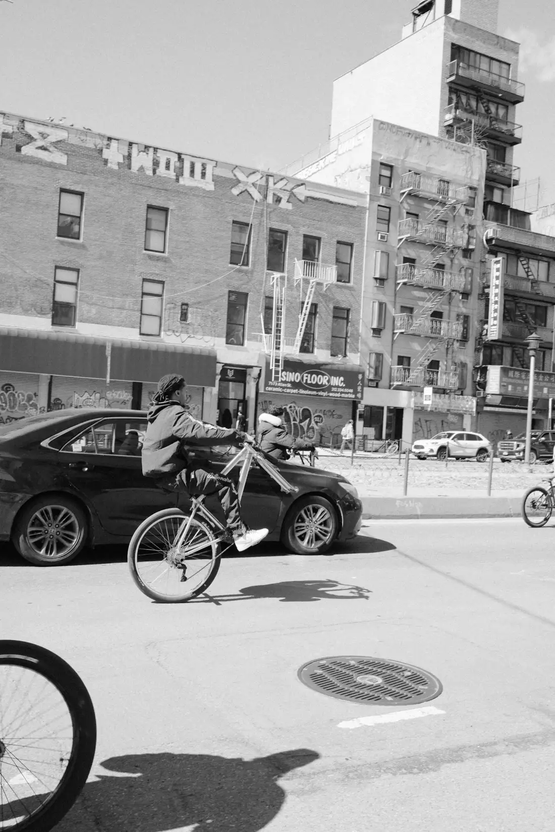 Ciclista en una calle urbana